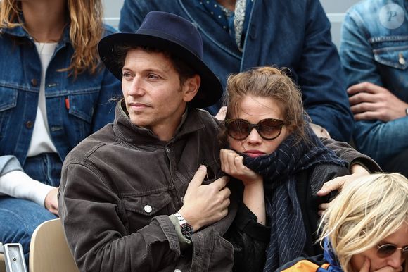 Pour cause, elle a elle-même souvent été considérée comme "la femme de", avec son compagnon Raphaël qu'elle aime depuis le tout début des années 2000.

Raphaël et sa compagne Mélanie Thierry - Célébrités dans les tribunes des internationaux de France de tennis de Roland Garros à Paris, France, le 7 juin 2019. © Cyril Moreau/Bestimage