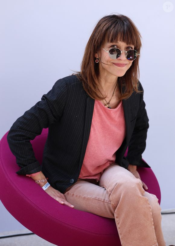 Sophie Marceau assiste au 5ème festival du Livre de Paris au Grand Palais à Paris, France, le 18 avril 2026. Les 17, 18 et 19 avril 2026, le Festival du livre de Paris célébrera les livres et la lecture, sous toutes ses formes, pour tous les publics. © Denis Guignebourg/Bestimage