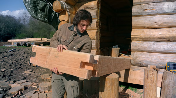 Vianney en pleine construction de sa cabane