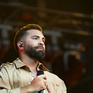 Kendji Girac en concert lors du festival de musique du Printemps de Perouges au Chateau de Saint-Maurice-de-Remens le 29 juin 2025. © Sandrine Thesillat / PsNewZ / Bestimage