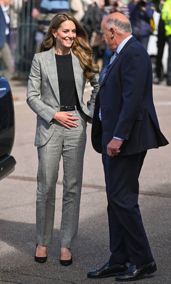 Selon le "Dailymail", la princesse de 43 ans a associé un blazer à carreaux Prince de Galles (environ 977 euros) et un pantalon (environ 607 euros) avec un pull noir de Boden.

La Princesse de Galles, Kate Middleton, en visite à Marina Mill à Cuxton dans le Kent, une entreprise familiale britannique spécialisée dans la conception à la main et la sérigraphie de tissus d'ameublement, septembre 2025 @Backgrid UK/ Bestimage