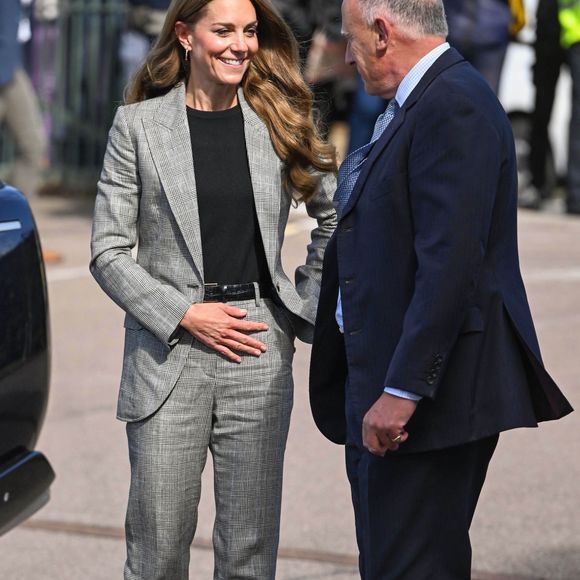 Selon le "Dailymail", la princesse de 43 ans a associé un blazer à carreaux Prince de Galles (environ 977 euros) et un pantalon (environ 607 euros) avec un pull noir de Boden.

La Princesse de Galles, Kate Middleton, en visite à Marina Mill à Cuxton dans le Kent, une entreprise familiale britannique spécialisée dans la conception à la main et la sérigraphie de tissus d'ameublement, septembre 2025 @Backgrid UK/ Bestimage