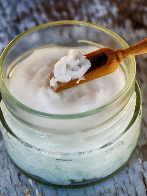 Elle ne sert pas qu’en cuisine ! 10 utilisations insoupçonnées et pourtant magiques de l’huile de coco