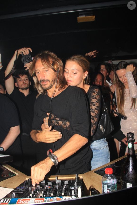 Bob Sinclar et sa fille Paloma Le Friant - Bob Sinclar mixe aux platines devant ses enfants lors d'une soirée au VIP Room à Saint-Tropez le 26 juillet 2023. © Philippe Baldini/Bestimage