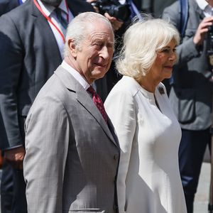Le roi Charles III d'Angleterre et Camilla Parker Bowles, reine consort d'Angleterre, se promènent sur la Piazza San Francesco à Ravenne, lors de leur voyage officiel en Italie, le 10 avril 2025. (Zuma Press / Bestimage).