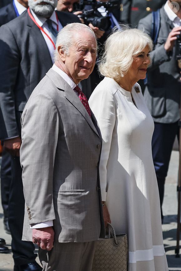 Le roi Charles III d'Angleterre et Camilla Parker Bowles, reine consort d'Angleterre, se promènent sur la Piazza San Francesco à Ravenne, lors de leur voyage officiel en Italie, le 10 avril 2025. (Zuma Press / Bestimage).
