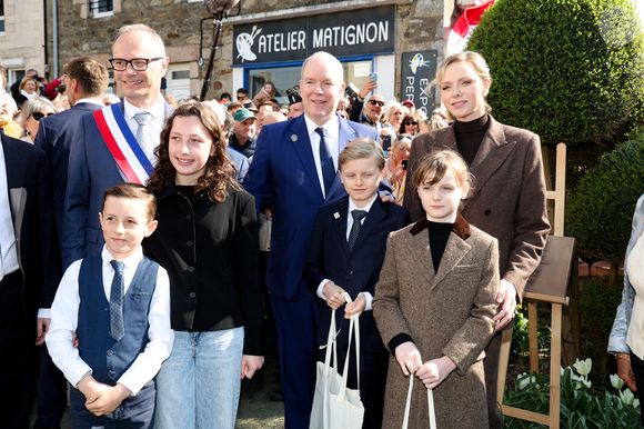 Ce mercredi 9 avril 2025, c'était donc un sacré exercice pour les jumeaux qui ont participé à un voyage officiel avec leurs parents !

Le prince Albert II de Monaco, le prince Jacques de Monaco, marquis des Baux, la princesse Gabriella de Monaco, comtesse de Carladès, la princesse Charlène de Monaco, et Jean-René Carfantan, maire de Matignon, lors d'une visite à Matignon le 9 avril 2025. © Dominique Jacovides / Bestimage