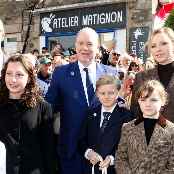 Ce mercredi 9 avril 2025, c'était donc un sacré exercice pour les jumeaux qui ont participé à un voyage officiel avec leurs parents !

Le prince Albert II de Monaco, le prince Jacques de Monaco, marquis des Baux, la princesse Gabriella de Monaco, comtesse de Carladès, la princesse Charlène de Monaco, et Jean-René Carfantan, maire de Matignon, lors d'une visite à Matignon le 9 avril 2025. © Dominique Jacovides / Bestimage