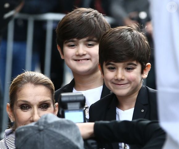 Eddy et Nelson Angelil - Celine Dion quitte l'hôtel Royal Monceau avec ses enfants et prend un jet privé au Bourget le 10 août 2017.