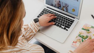 Comment travailler ses abdominaux au bureau de manière totalement incognito !