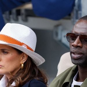 Omar Sy et sa femme Hélène en tribunes lors des Internationaux de France de Tennis de Roland Garros 2025, à Paris, France, le 7 juin 2025. © Cyril Moreau/Bestimage