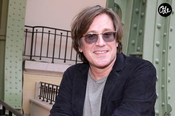 Un moment suspendu à ciel ouvert qui n’a pas manqué de renforcer les liens déjà forts que l’artiste a avec la Corse.

Thomas Dutronc lors de la remise du 4ème prix Gotlib en marge du festival du livre au Grand Palais à Paris le 18 avril 2026. © Cédric Perrin / Bestimage