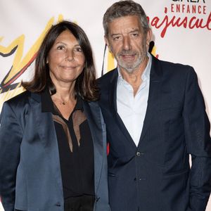 Des soirée débridées qui avaient lieu bien avant sa rencontre avec Nathalie, son épouse depuis 10 ans maintenant.

Michel Cymes et son épouse Nathalie Cymes assistent au Gala de l'Enfance Majuscule à la salle Gaveau, le 7 octobre 2024 à Paris, France.  Photo par David Niviere/ABACAPRESS.COM