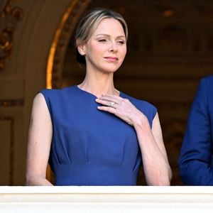 tandis que Charlène a opté pour une robe bleu marine sans manches à la coupe sobre et élégante.

La princesse Charlène de Monaco au balcon du palais princier lors de la procession de la Fête Dieu sur la place du Palais à Monaco le 19 juin 2025.
Cette fête catholique, instituée par le pape Urbain IV en 1264, se tient chaque année le jeudi qui suit la Trinité, soixante jours après Pâques. Elle célèbre la présence réelle de Jésus-Christ sous les apparences du pain et du vin, devenus son corps et son sang.

© Bruno Bebert / Bestimage