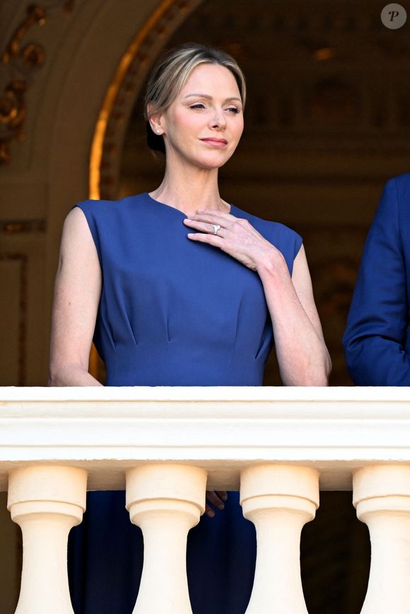 tandis que Charlène a opté pour une robe bleu marine sans manches à la coupe sobre et élégante.

La princesse Charlène de Monaco au balcon du palais princier lors de la procession de la Fête Dieu sur la place du Palais à Monaco le 19 juin 2025.
Cette fête catholique, instituée par le pape Urbain IV en 1264, se tient chaque année le jeudi qui suit la Trinité, soixante jours après Pâques. Elle célèbre la présence réelle de Jésus-Christ sous les apparences du pain et du vin, devenus son corps et son sang.

© Bruno Bebert / Bestimage