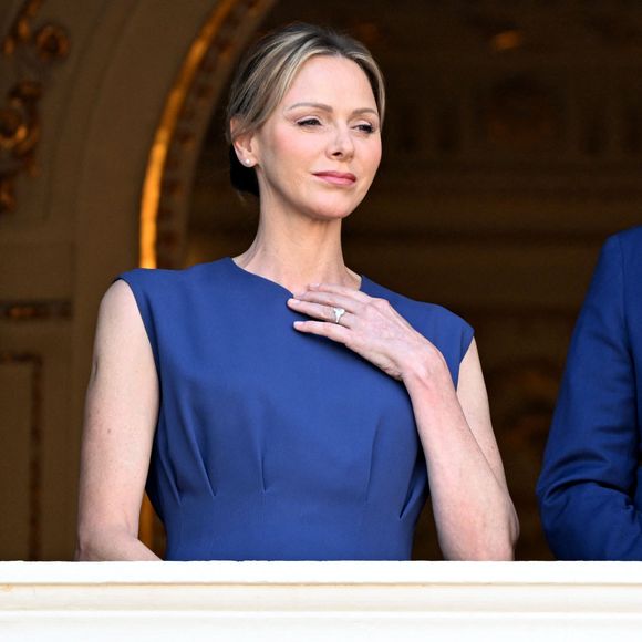 tandis que Charlène a opté pour une robe bleu marine sans manches à la coupe sobre et élégante.

La princesse Charlène de Monaco au balcon du palais princier lors de la procession de la Fête Dieu sur la place du Palais à Monaco le 19 juin 2025.
Cette fête catholique, instituée par le pape Urbain IV en 1264, se tient chaque année le jeudi qui suit la Trinité, soixante jours après Pâques. Elle célèbre la présence réelle de Jésus-Christ sous les apparences du pain et du vin, devenus son corps et son sang.

© Bruno Bebert / Bestimage