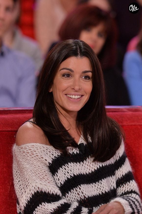 La chanteuse veille à ne pas trop exposer ses enfants malgré sa célébrité.

Jenifer Bartoli lors de l'enregistrement de l'émission « Vivement Dimanche » à Paris, en France, le 28 septembre 2015. Photo : Max Colin/ABACAPRESS.COM