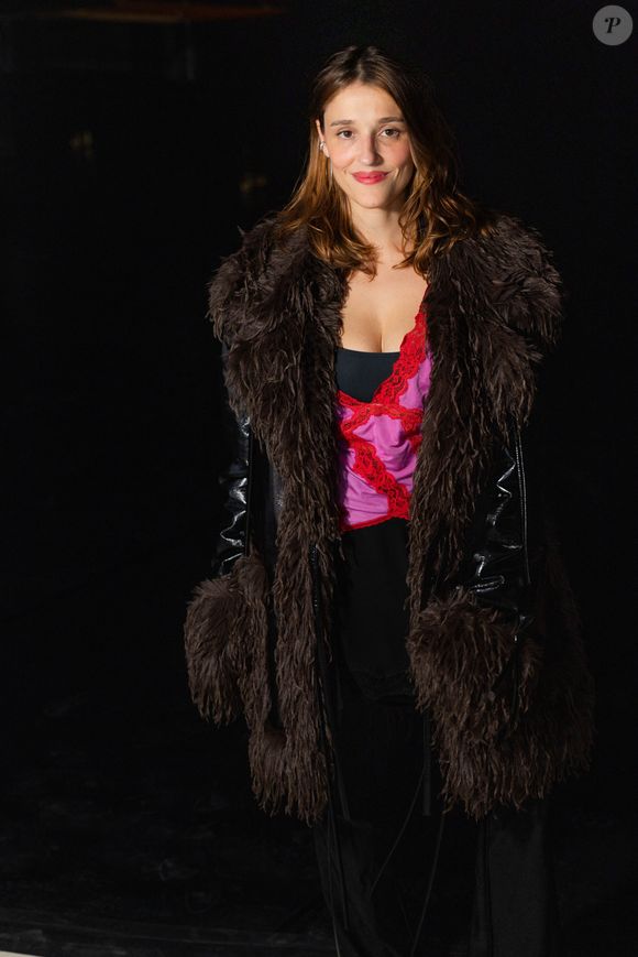 Daniela Lumbroso a une troisième fille, l'actrice Lola Bessis, née de ses amours passées avec l'avocat Jean-Louis Bessis.

Lola Bessis au Front Row du défilé Vaillant  Collection Femme Prêt-à-Porter Printemps/Eté 2026 lors de la Fashion Week de Paris (PFW), à l'Opera Bastille de Paris, France, le 3 octobre 2025. © Julien Sarkissian/Bestimage