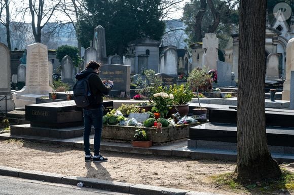 Des fans se recueillent sur la tombe du chanteur et auteur Serge Ganisbourg€™au cimetière du Montparnasse à Paris, France, le 2 mars 2021, le jour même où Gainsbourg est décédé il y a 30 ans, le 2 mars 1991. Photo by Ammar Abd Rabbo/ABACAPRESS.COM