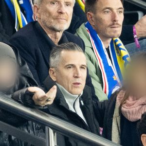 Guillaume Canet et ses enfants Marcel et Louise dans les tribunes du match de qualification de la Coupe du monde 2026 entre la France contre l'Ukraine (4-0) au Parc des Princes à Paris le 13 novembre 2025. © Cyril moreau/Bestimage
