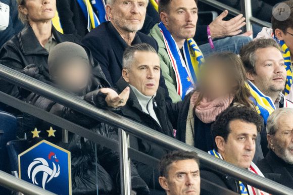 Guillaume Canet et ses enfants Marcel et Louise dans les tribunes du match de qualification de la Coupe du monde 2026 entre la France contre l'Ukraine (4-0) au Parc des Princes à Paris le 13 novembre 2025. © Cyril moreau/Bestimage