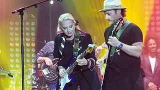 3 générations sur scène ! Véronique Sanson fière au côté de sa petite-fille Sarenne, une artiste qui vit loin d'elle