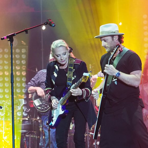Véronique Sanson a partagé la scène avec son fils Christopher Stills et sa petite-fille Sarenne lors d’un concert exceptionnel.

Stephen Stills et Christopher Stills - Véronique Sanson en concert pour l'ouverture du festival des Francofolies de La Rochelle. © AGENCE / BESTIMAGE