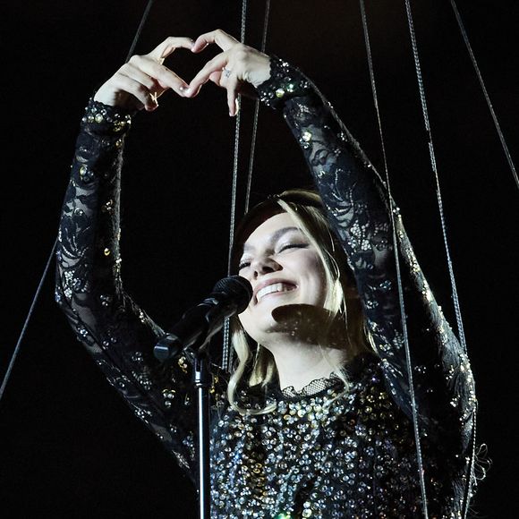 La chanteuse Louane (Louane Emera), représentante de la France au concours de l'Eurovision, interpréte pour la première fois son titre Maman, en hommage à sa mère décédée lorsqu'elle avait 17 ans, devant les 80 000 spectateurs, suspendue sur une plateforme, plusieurs mètres au-dessus de la pelouse et des musiciens, du Stade de France à la mi-temps du match du Tournoi des Six Nations opposant la France à l'Écosse, à Saint-Denis, Seine Saint-Denis, France, le 15 mars 2025. © Cyril Moreau/Bestimage