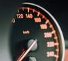 Réduire sa vitesse permet d'économiser jusqu'à 25 % de carburant sur autoroute.

Photo de CHUTTERSNAP sur Unsplash