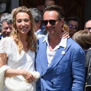 Ayant perdu son papa, décédé le 5 décembre 2017, c'est son demi-frère David Hallyday (né de l'amour entre Johnny et Sylvie Vartan) qui l'a accompagnée jusqu'à l'autel. 

Nathalie Baye, Bernard Montiel, Jean-Louis Borloo, David Hallyday - Mariage de Laura Smet et Raphaël Lancrey-Javal à l'église Notre-Dame des Flots au Cap-Ferret le jour de l'anniversaire de son père Johnny Hallyday le 15 juin 2019. © Agence / Bestimage