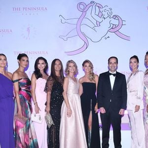 Une soirée pour le lancement d'Octobre Rose a été organisée à l'hôtel Peninsula. 

Maeva Coucke, Amandine Petit, Melody Vibert, Chloe Mortaud, Diane Leyre, Nathalie Marquay, Sylvie Tellier, Ophelie Meunier, Camille Cerf, Marine Lorphelin, Angelique Angarni-Filopon, Clemence Botino, Sophie Thalmann, Mareva Galanter, Vincent Pimont (directeur de l’hôtel The Peninsula Paris) - Soirée de gala du 10ème anniversaire de l’association "Les Bonnes Fées" à l’Hôtel The Peninsula Paris. © Rachid Bellak/Bestimage