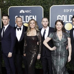 Elizabeth Ann Hanks, la fille de Tom Hanks, a eu une enfance difficile auprès de sa mère Susan Dillingham en proie à de terribles crises pouvant la rendre violente.
Samantha Bryant, Colin Hanks, Rita Wilson, Tom Hanks, Elizabeth Ann Hanks, Chet Hanks et Truman Theodore Hanks lors de la cérémonie des Golden Globe Awards, à Beverly Hills, aux États-Unis. Photo : Future-Image via ZUMA/ABACAPRESS.COM