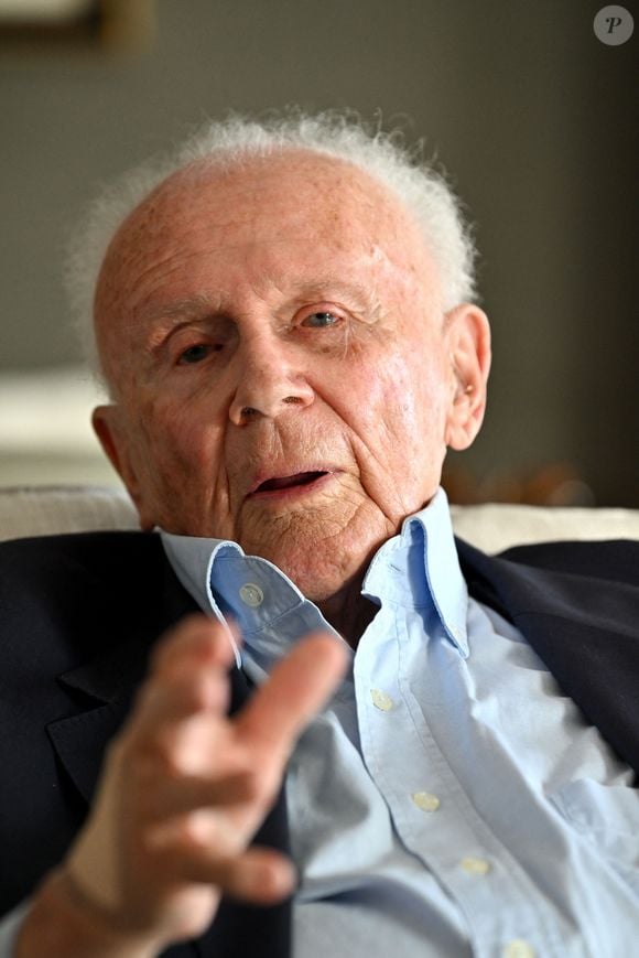 Exclusif - Prix Spécial - No web - Philippe Bouvard, journaliste français, écrivain, homme de radio et de télévision, à son domicile, en interview télé avec le journaliste producteur Cyril Viguier à Cannes, le 27 février 2025. 
Ces derniers secrets, il se confie a Cyril Viguier dans une emission diffusée dans le monde entier.

﻿A 95 ans, Philippe Bouvard a décidé de raccrocher et de prendre sa retraite !
Avant d’interrompre définitivement ses activités, l’animateur des « Grosses têtes », auteur de 69 livres et qui réside à maintenant à Cannes, raconte ses souvenirs à Cyril Viguier, au cours d’un Talk qui sera diffusée le 3 et 6 mai première émission et le 10 et 13 mai deuxième émission  sur TV5 Monde et sur RTL, une radio dont il fut, durant plusieurs décennies, l’animateur fétiche.

De René Cotty au Général de Gaulle, de Mitterrand à Sarkozy en passant par Giscard, qu’il soupçonne de « lui avoir coller un contrôle fiscal ! », Bouvard dévoile ses derniers secrets et raconte ses rencontres savoureuses avec tous les Présidents.

D’une République à l’autre, il raconte aussi à Cyril Viguier ses anecdotes drôles et inédites, souvent caustiques, parfois rugueuses, avec les grandes Icônes Françaises: Bardot, Delon, Aznavour etc…

© Bruno Bebert/Bestimage