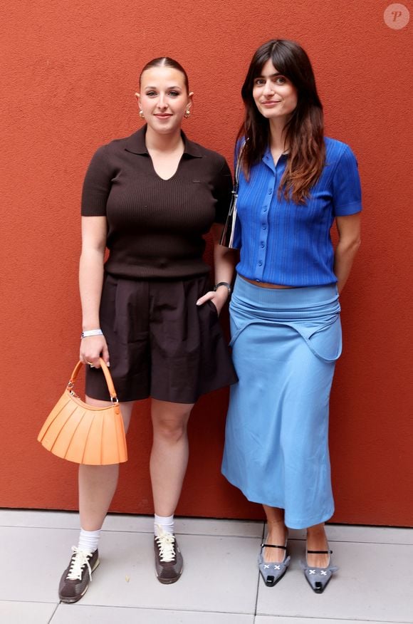 Marguerite a choisi une tenue bleue, très différence de celle de son amie. 

Helena et Marguerite - Les célébrités au photocall du village lors des Internationaux de France de Tennis de Roland Garros 2026. Paris, le 31 mai 2026. © Jacovides / Bestimage