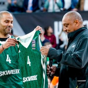 Tony Parker remet le maillot vert historique de l'ASVEL à Delaney Rudd, ancien joueur de basket de l’ASVEL champion 1997 avant le match Lyon-Villeurbanne vs Zalgiris Kaunas, Turkish Airlines Euroleague à l’Astroballe de Villeurbanne, le 27/03/2025. © Sandrine Thesillat / PsNewz / Bestimage