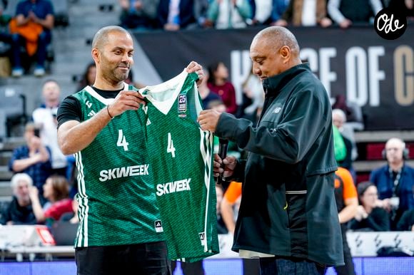 Tony Parker remet le maillot vert historique de l'ASVEL à Delaney Rudd, ancien joueur de basket de l’ASVEL champion 1997 avant le match Lyon-Villeurbanne vs Zalgiris Kaunas, Turkish Airlines Euroleague à l’Astroballe de Villeurbanne, le 27/03/2025. © Sandrine Thesillat / PsNewz / Bestimage
