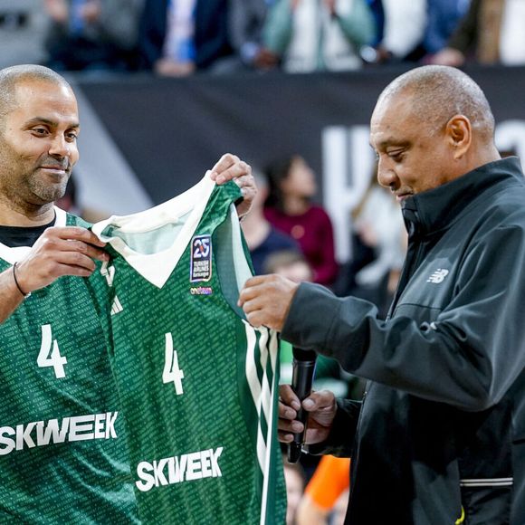 Tony Parker remet le maillot vert historique de l'ASVEL à Delaney Rudd, ancien joueur de basket de l’ASVEL champion 1997 avant le match Lyon-Villeurbanne vs Zalgiris Kaunas, Turkish Airlines Euroleague à l’Astroballe de Villeurbanne, le 27/03/2025. © Sandrine Thesillat / PsNewz / Bestimage