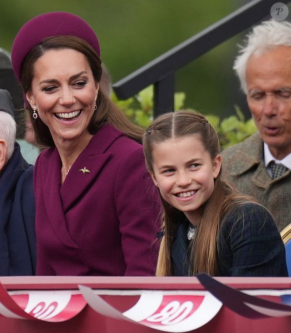 Les membres de la famille royale assistent aux célébrations du VE80 à Buckingham Palace, Londres, Royaume-Uni, le 5 mai 2025. © Julien Burton / Bestimage