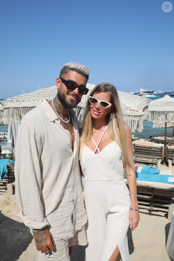 Exclusif - Thibault Garcia et sa compagne Jessica Thivenin à la boutique de Saint-Tropez au restaurant Verde Beach à Ramatuelle, Côte d'Azur, le 12 juillet 2022. 

Photo : Luc Boutria / Nice Matin / Bestimage