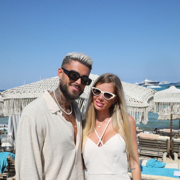 Exclusif - Thibault Garcia et sa compagne Jessica Thivenin à la boutique de Saint-Tropez au restaurant Verde Beach à Ramatuelle, Côte d'Azur, le 12 juillet 2022. 

Photo : Luc Boutria / Nice Matin / Bestimage