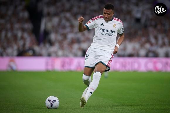 En août, Kylian Mbappé avait déjà fait parler de lui en publiant des photos de vacances à Ibiza, accompagnées d’une chanson dont les paroles semblaient évoquer Ester Exposito.

Kylian Mbappé, du Real Madrid CF, lors du match de la 8e journée de la Liga 2026/2027 contre le Villarreal CF, au stade Santiago Bernabéu de Madrid, en Espagne, le 10 octobre 2026. Photo de Ropero/ALTERPHOTOS/ABACAPRESS.COM