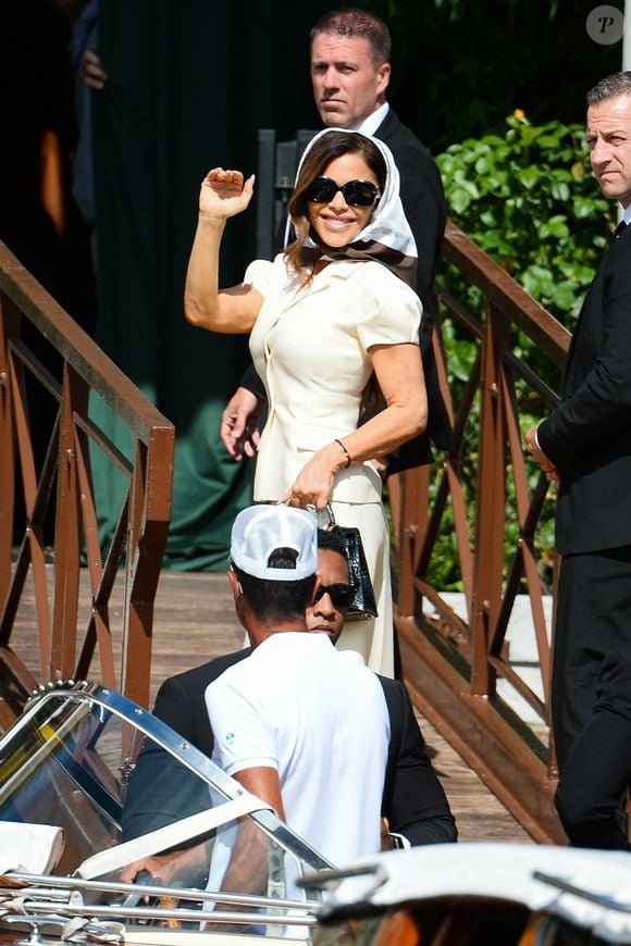 Lauren Sanchez salue les photographes en arrivant à son hôtel à Venise, en marge de son mariage avec J.Bezos, le 27 juin 2025. Backgrid UK/ Bestimage