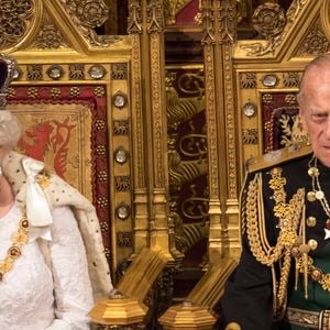 La reine Elizabeth II d'Angleterre et Le prince Philip duc d'Edimbourg - Ouverture de la session parlementaire, à la Chambre des Lords du Palais de Westminster à Londres le 18 mai 2016.
Crédit : Agence / Bestimage