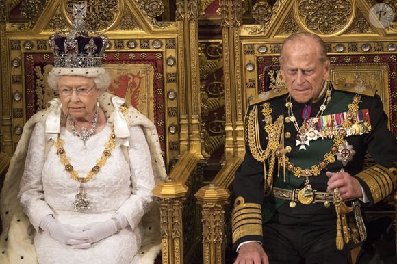 La reine Elizabeth II d'Angleterre et Le prince Philip duc d'Edimbourg - Ouverture de la session parlementaire, à la Chambre des Lords du Palais de Westminster à Londres le 18 mai 2016.
Crédit : Agence / Bestimage