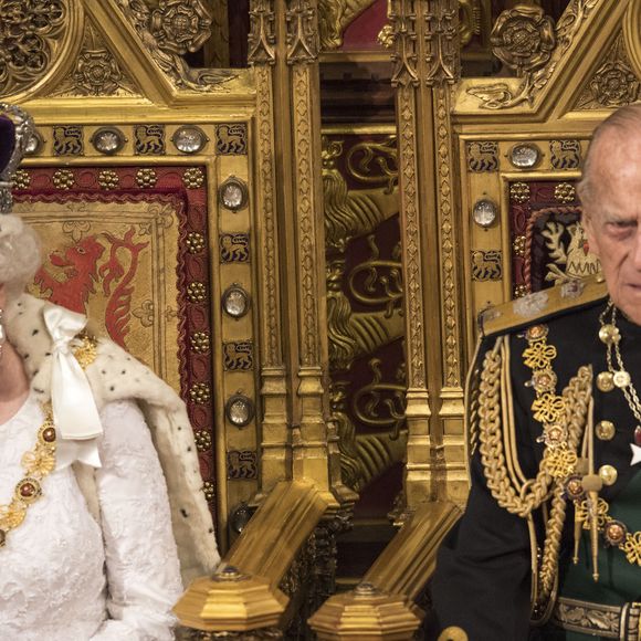 La reine Elizabeth II d'Angleterre et Le prince Philip duc d'Edimbourg - Ouverture de la session parlementaire, à la Chambre des Lords du Palais de Westminster à Londres le 18 mai 2016.
Crédit : Agence / Bestimage