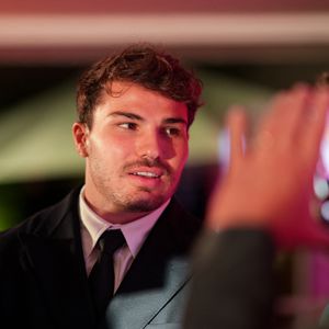 Le 31 décembre 2025, le domaine des frères Dupont organise une grande soirée, pour le réveillon de la Saint-Sylvestre. C'est Antoine Dupont lui-même qui en a fait la promotion, ce dimanche 23 novembre 2025, dans la story de son compte Instagram. 

Antoine Dupont lors de la cérémonie d'ouverture du Qatar Prix de l'Arc de Triomphe au Pré Catelan le 2 octobre 2025. © Anne-Sophie Guebey / Bestimage
