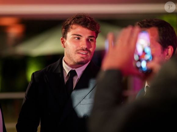 Le 31 décembre 2025, le domaine des frères Dupont organise une grande soirée, pour le réveillon de la Saint-Sylvestre. C'est Antoine Dupont lui-même qui en a fait la promotion, ce dimanche 23 novembre 2025, dans la story de son compte Instagram. 

Antoine Dupont lors de la cérémonie d'ouverture du Qatar Prix de l'Arc de Triomphe au Pré Catelan le 2 octobre 2025. © Anne-Sophie Guebey / Bestimage