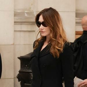 "Je voudrais dire aux jeunes, que parfois, de la même manière que l’on goûte un met, un plat, une sauce, on peut goûter un vin".

Carla Bruni-Sarkozy, Jean et Pierre Sarkozy et François Sarkozy quittent la Cour d'appel de Paris après que le parquet a demandé la libération sous contrôle judiciaire de Nicolas Sarkozy. Jack Tribeca/Bestimage