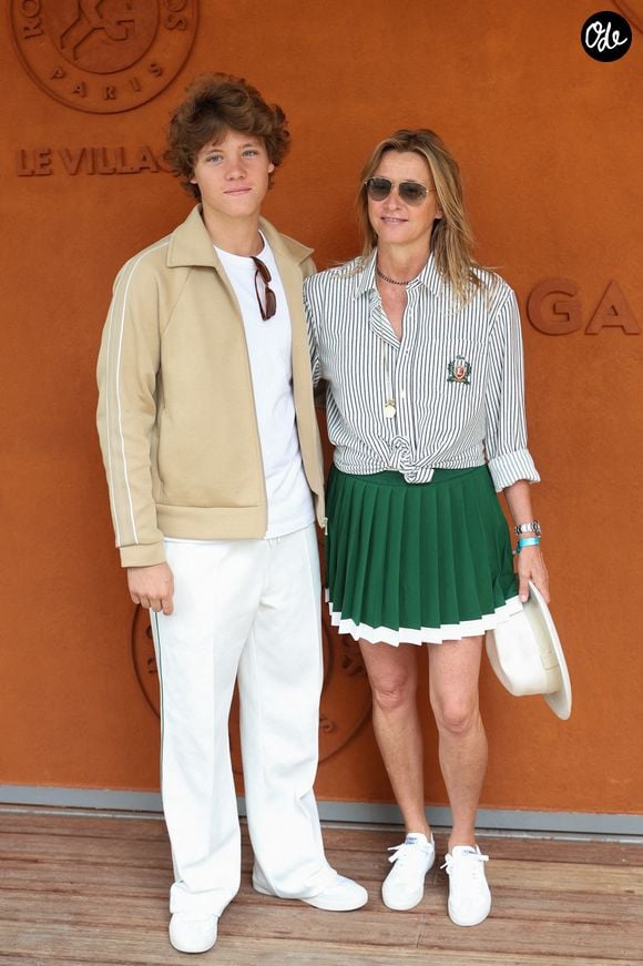 Roman Lavoine et Sarah Poniatowski dans les tribunes lors du tournoi de Roland-Garros 2025, le 1er juin 2025 à Paris, en France. Photo de Nasser Berzane/ABACAPRESS.COM