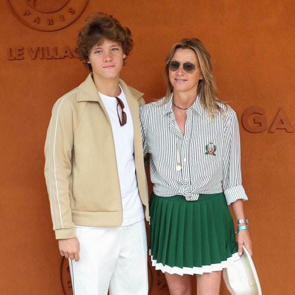 Roman Lavoine et Sarah Poniatowski dans les tribunes lors du tournoi de Roland-Garros 2025, le 1er juin 2025 à Paris, en France. Photo de Nasser Berzane/ABACAPRESS.COM